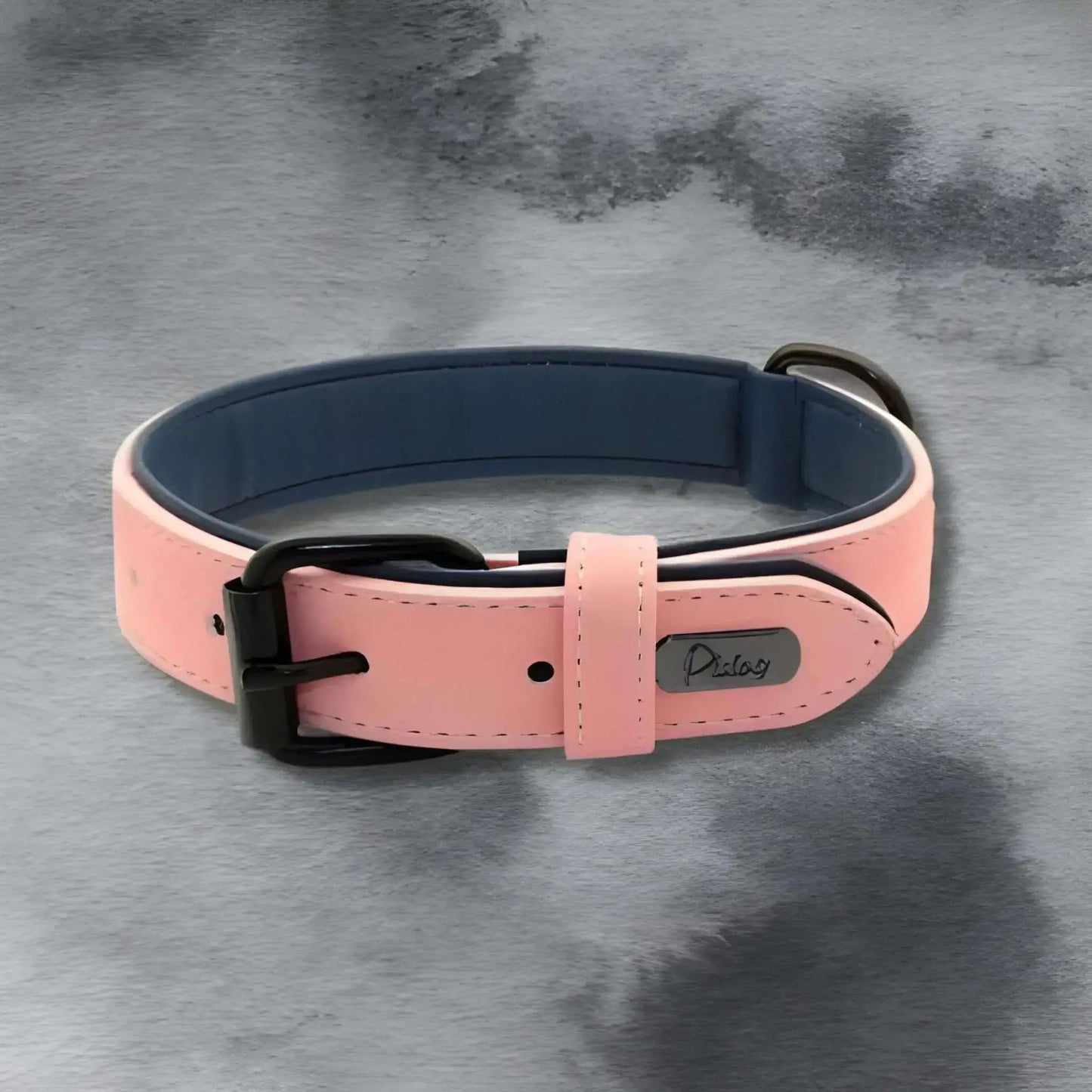 Un collier chien en cuir PU Fidèlo de couleur rose pâle.