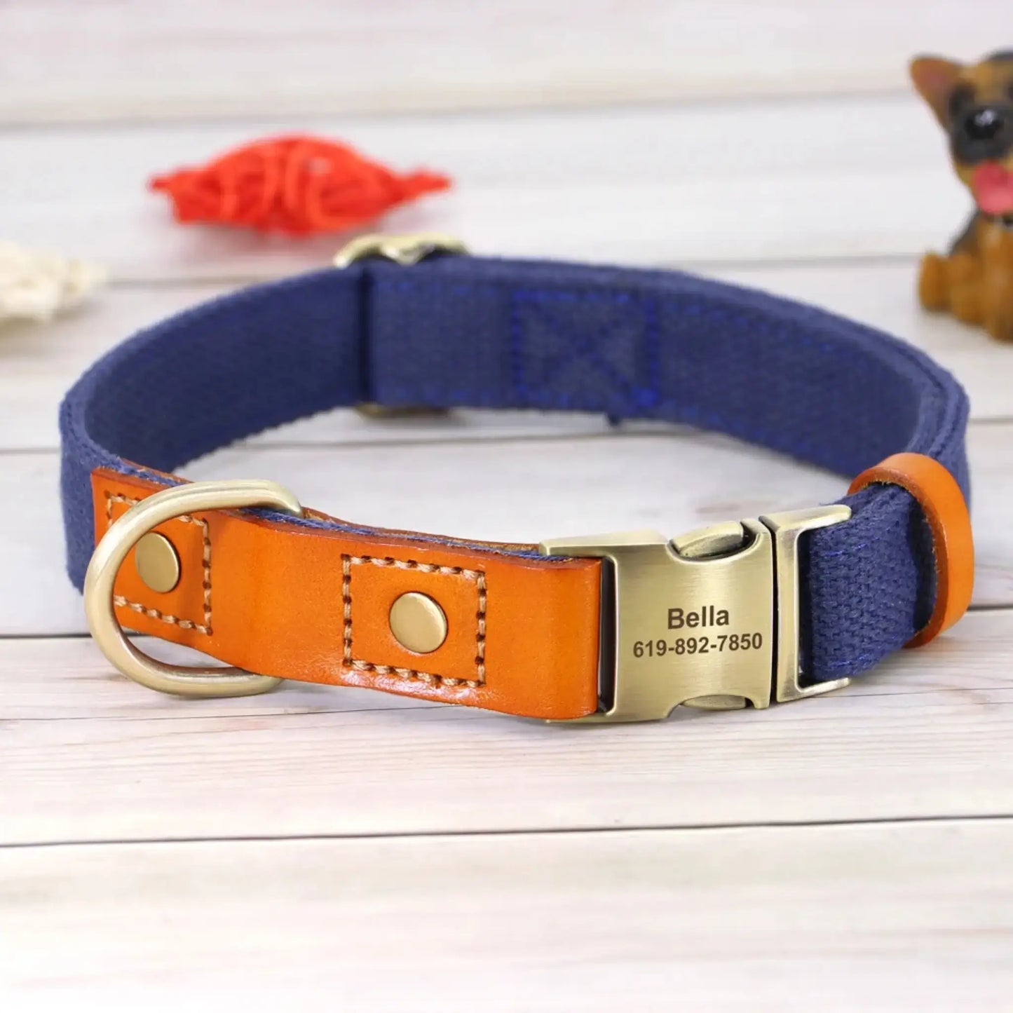Un collier bleu marine avec cuir PU orange.