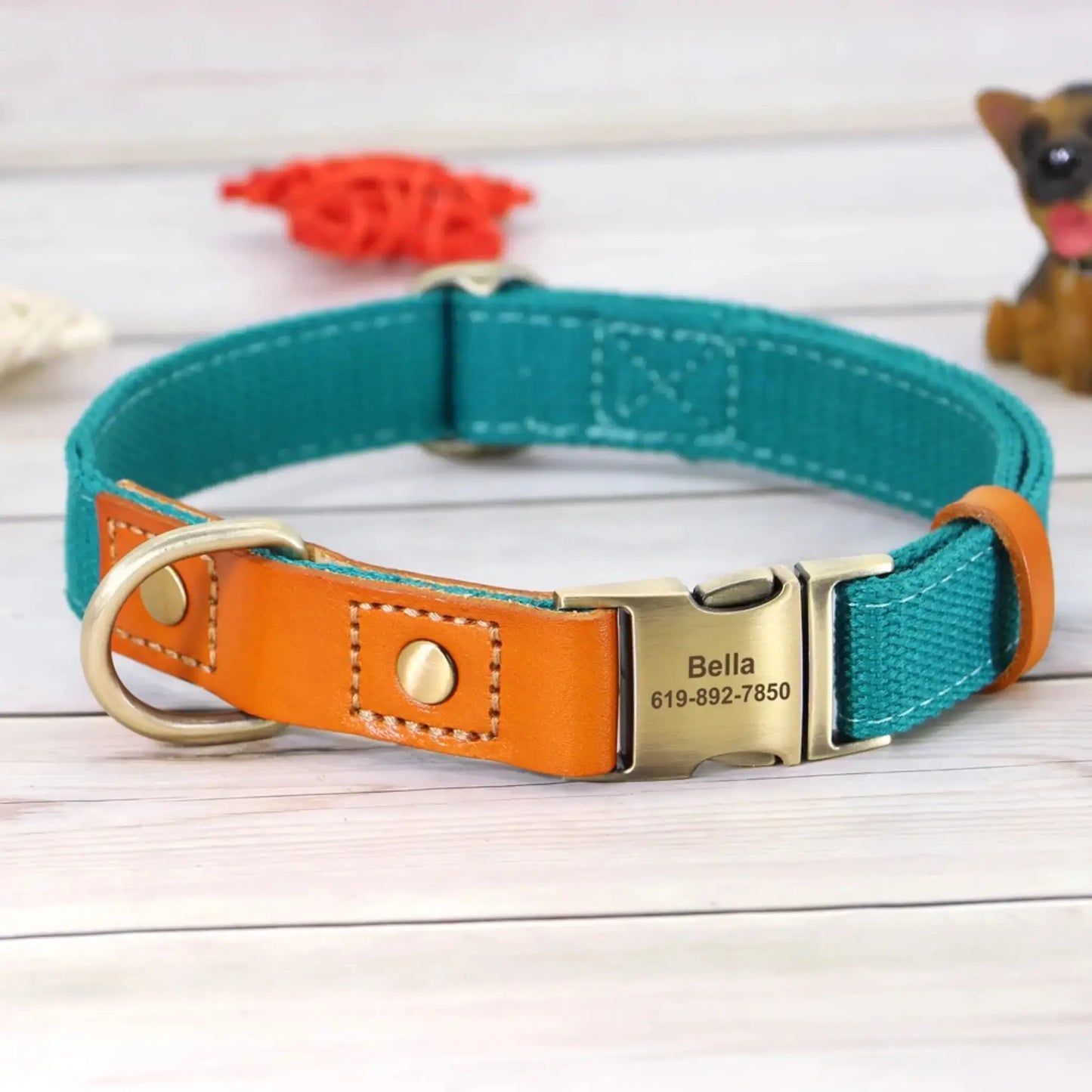 Un collier turquoise avec cuir PU orange.