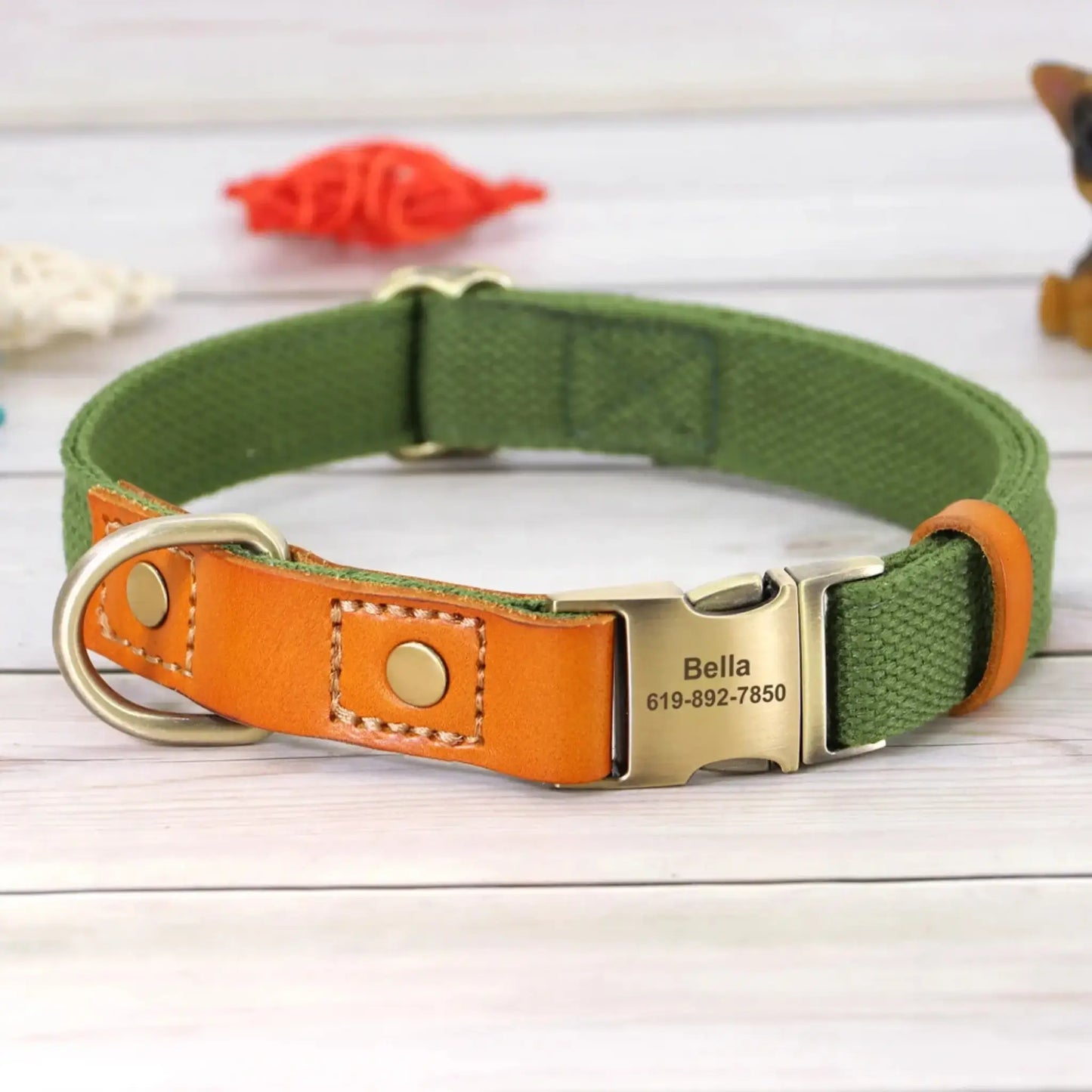 Un collier pour chien personnalisé de couleur vert armé.