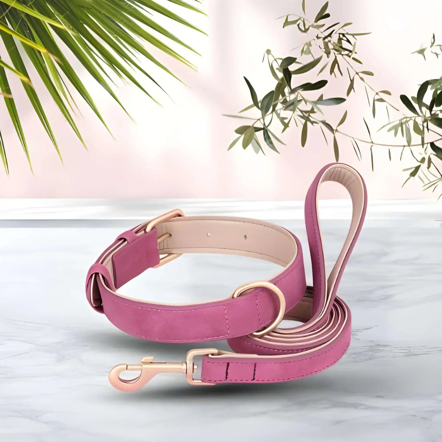 Un collier pour chien rose avec laisse assortie avec anneau robuste pour laisse.