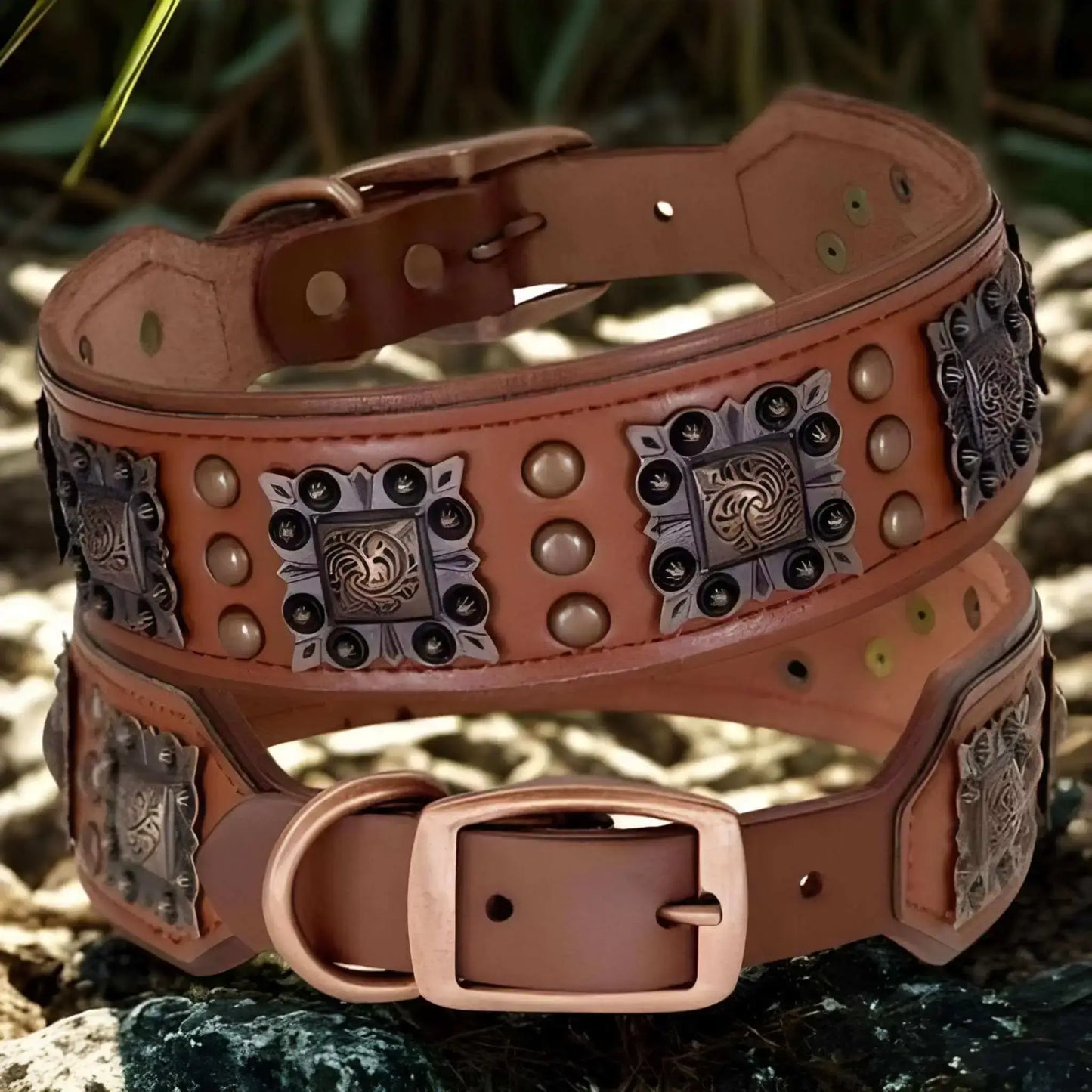 Un collier cuir pour chien de couleur brun avec ornement métal vintage.