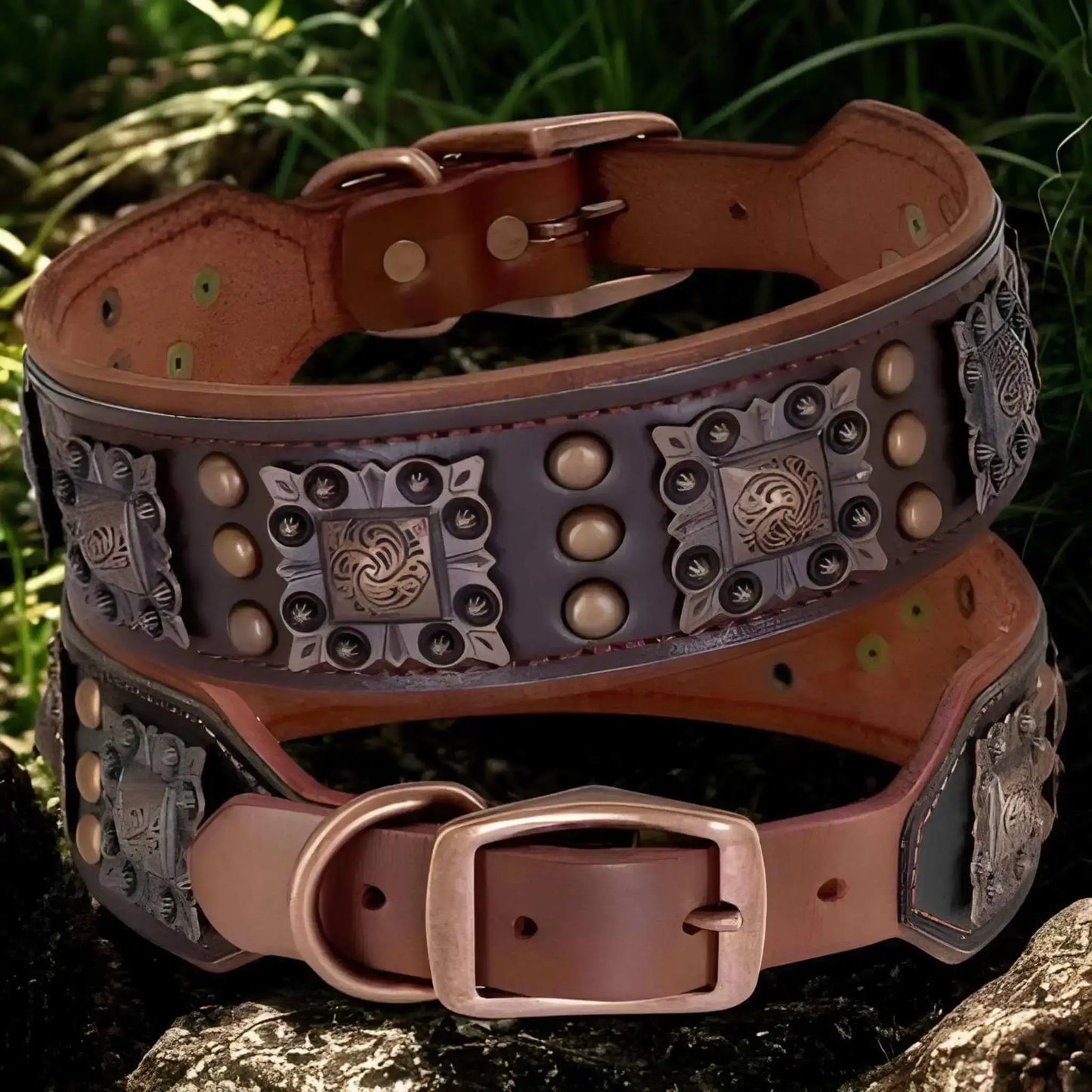Un collier cuir pour chien de couleur marron avec ornement en métal vintage.
