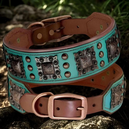 Un collier cuir pour chien de couleur turquoise avec ornement en métal vintage.