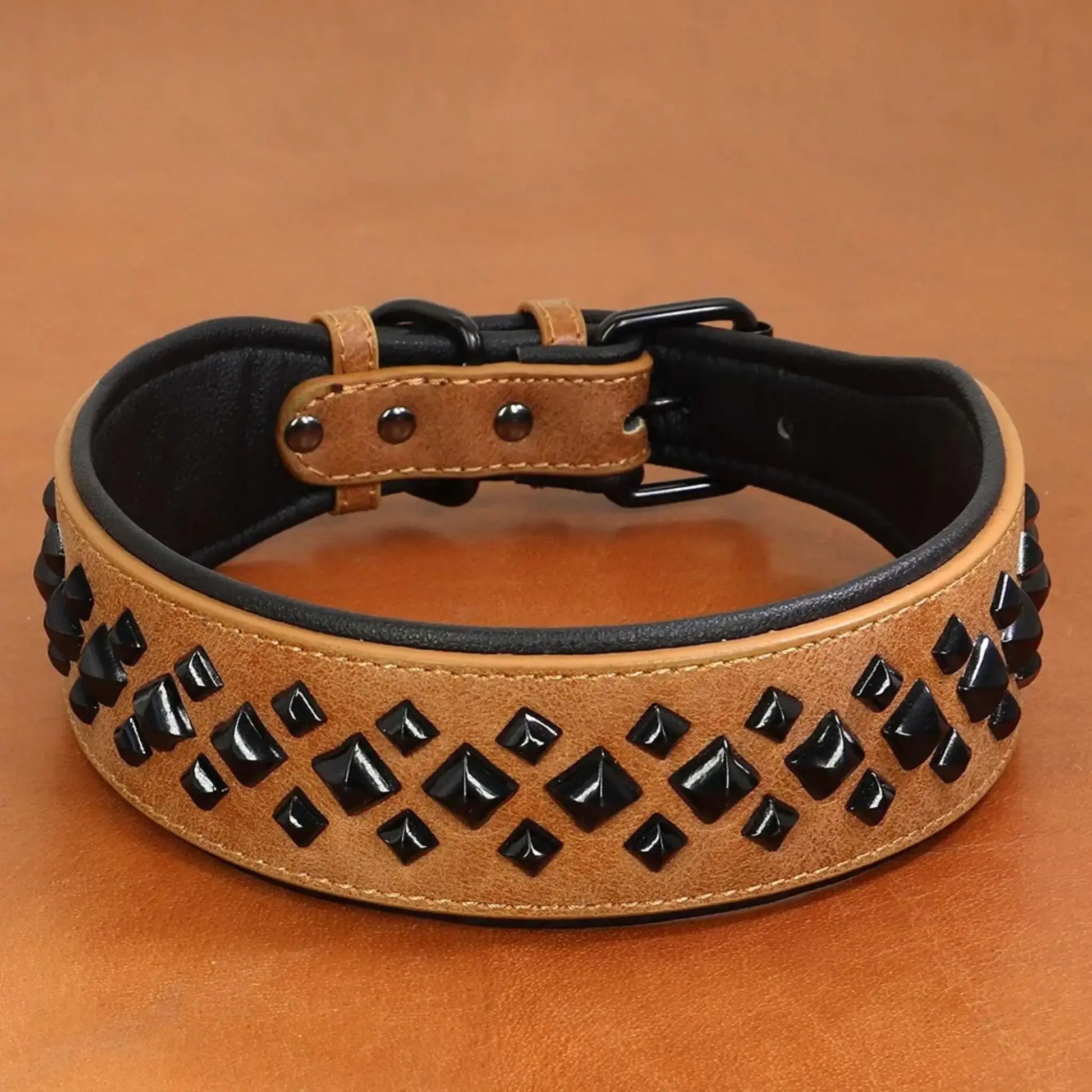 Un collier gros chien de couleur marron.