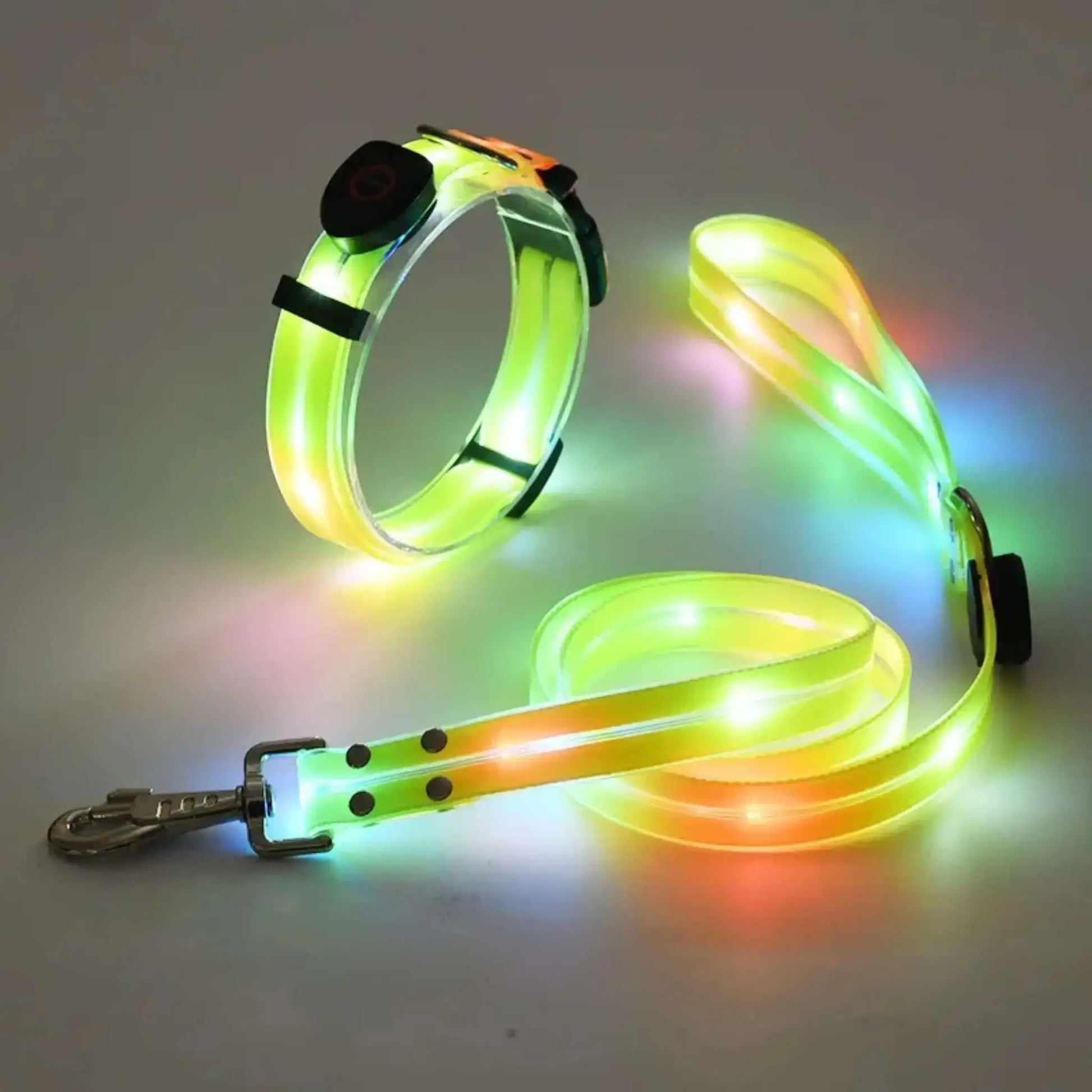 une laisse et un collier lumineux pour chien de couleur jaune.