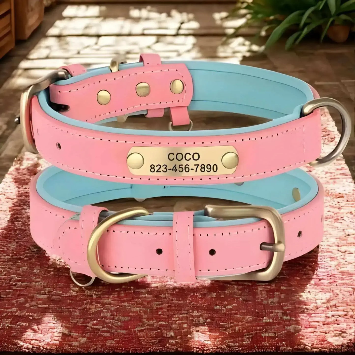 Un collier personnalisable pour chien en cuir PU rose et bleu, vu de la boucle et de la plaque pour personnaliser.