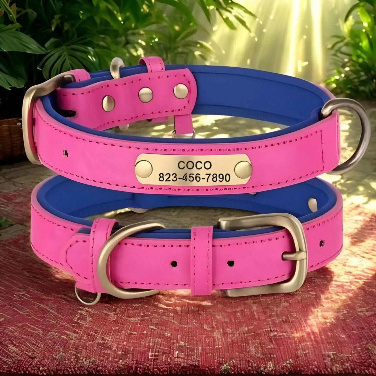 Un collier personnalisable pour chien en cuir PU rose foncé et bleu marin, vu de la boucle et de la plaque pour personnaliser