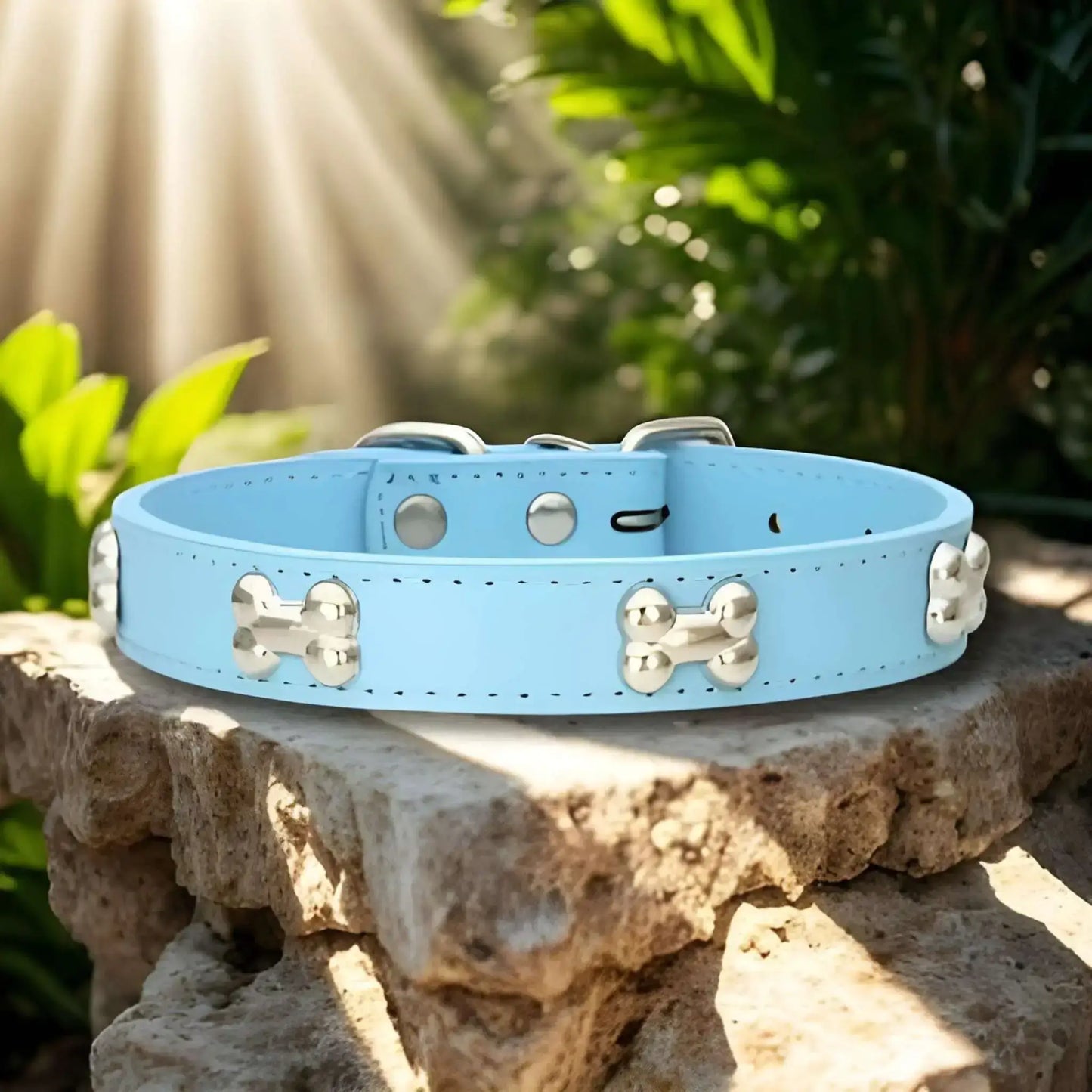 Collier pour chien en cuir PU ColliBone bleu sur un rocher