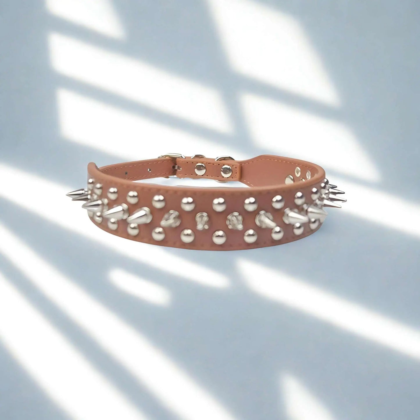 Un collier pour chien brun à pointes