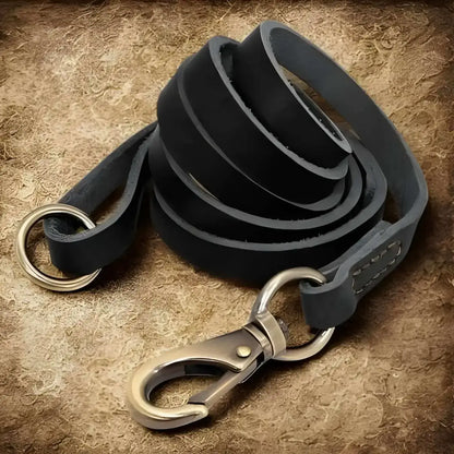 Une laisse assortie avec les colliers pour chiens personnalisés en cuir véritable noir.