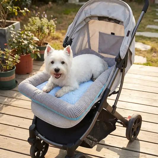 Un west highland dans une poussette est allongé sur un coussin rafraichissant pour chien.