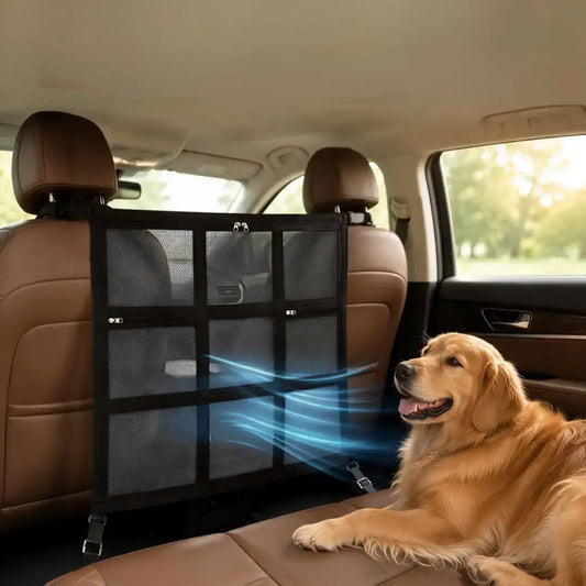 Un golden retriever allongé sur le siège arrière avec le filet pour chien de voiture respirant.