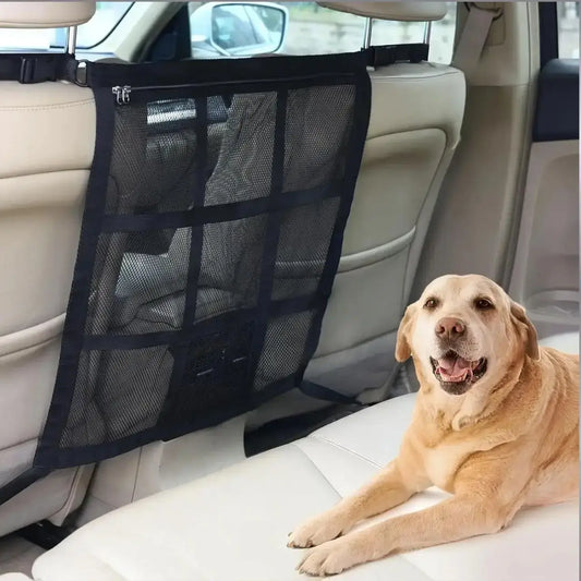 Un labrador allongé sur le siège arrière avec le filet pour chien de voiture.