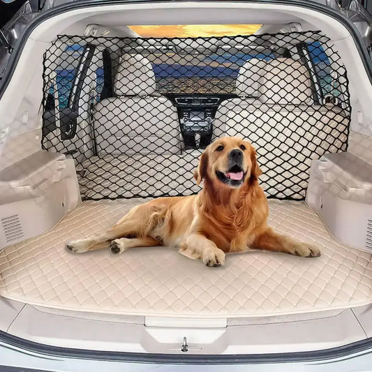 Un golden retriever allongé dans le coffre de la voiture et protégé par le filet de voiture pour chien.