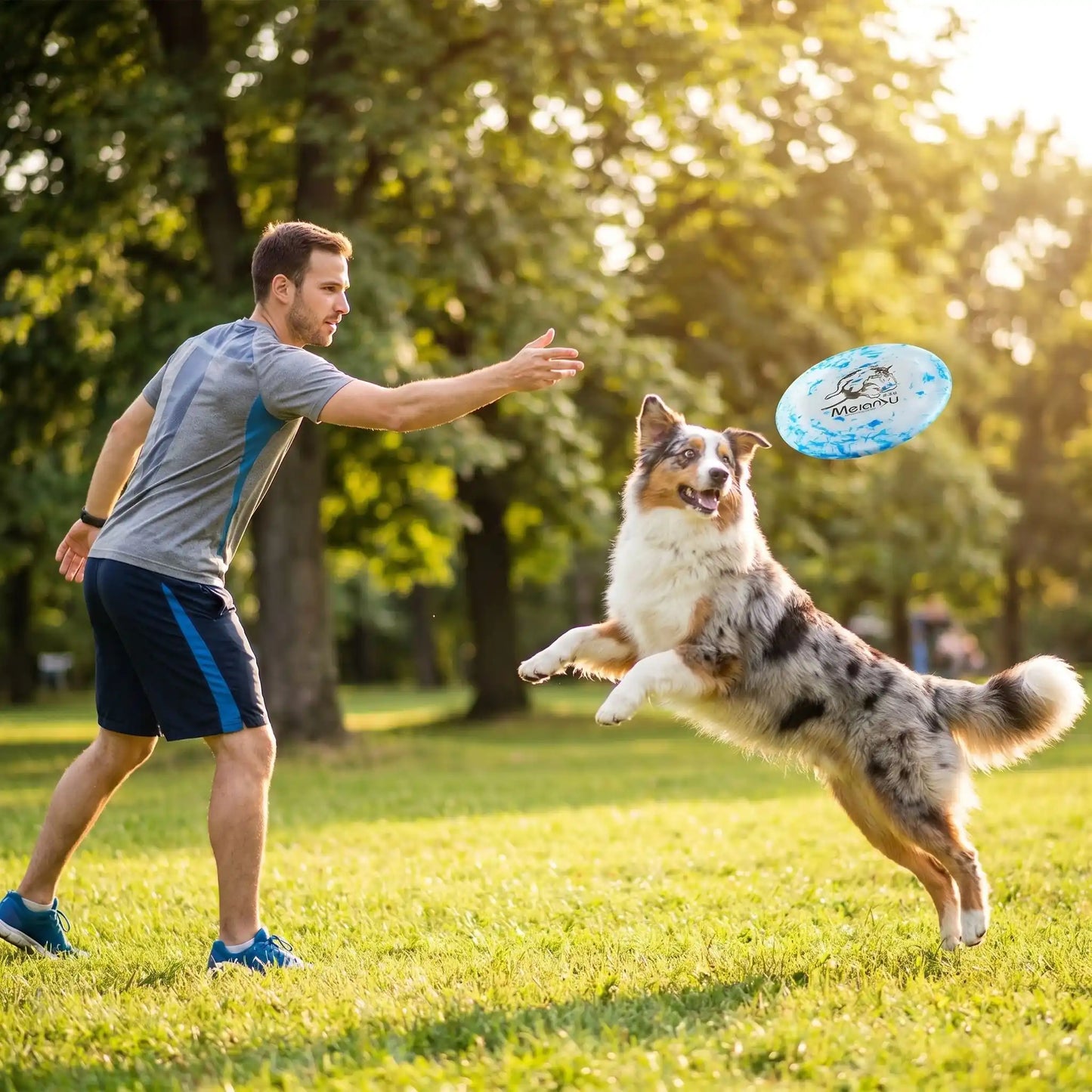 Un homme lance le frisbee pour chien à son berger australien dans un parc.