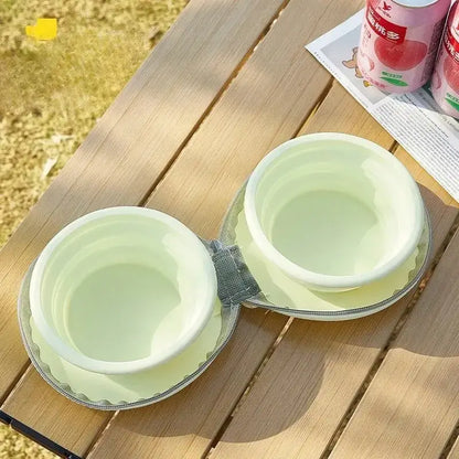 Une gamelle pliable pour chien turquoise sur une table en bois.