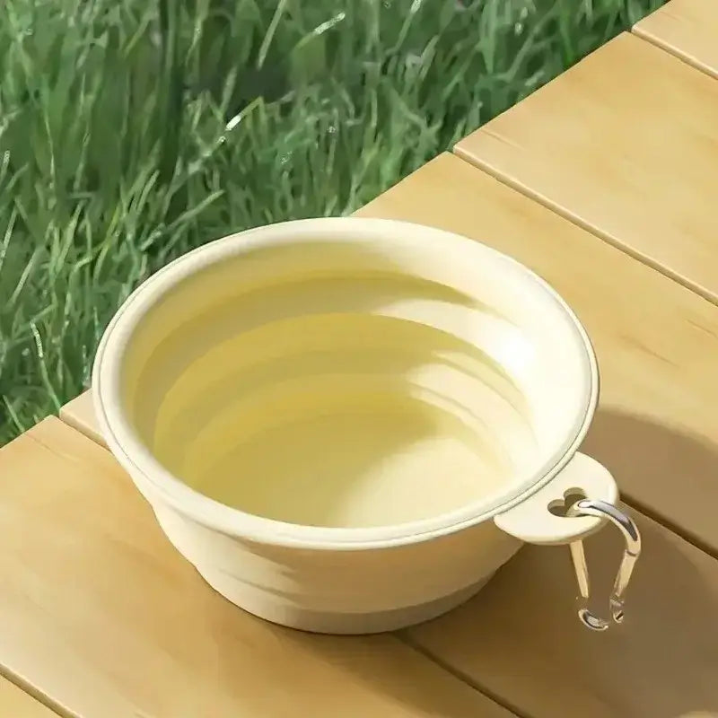 Une gamelle pour chien de couleur jaune sur une table.