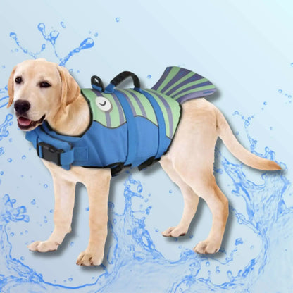 Un labrador blond avec un gilet de sauvetage pour chiens bleu.