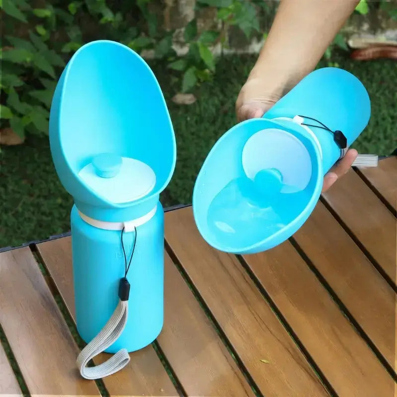 Une gourde pour chien bleue sur une table de pique-nique.