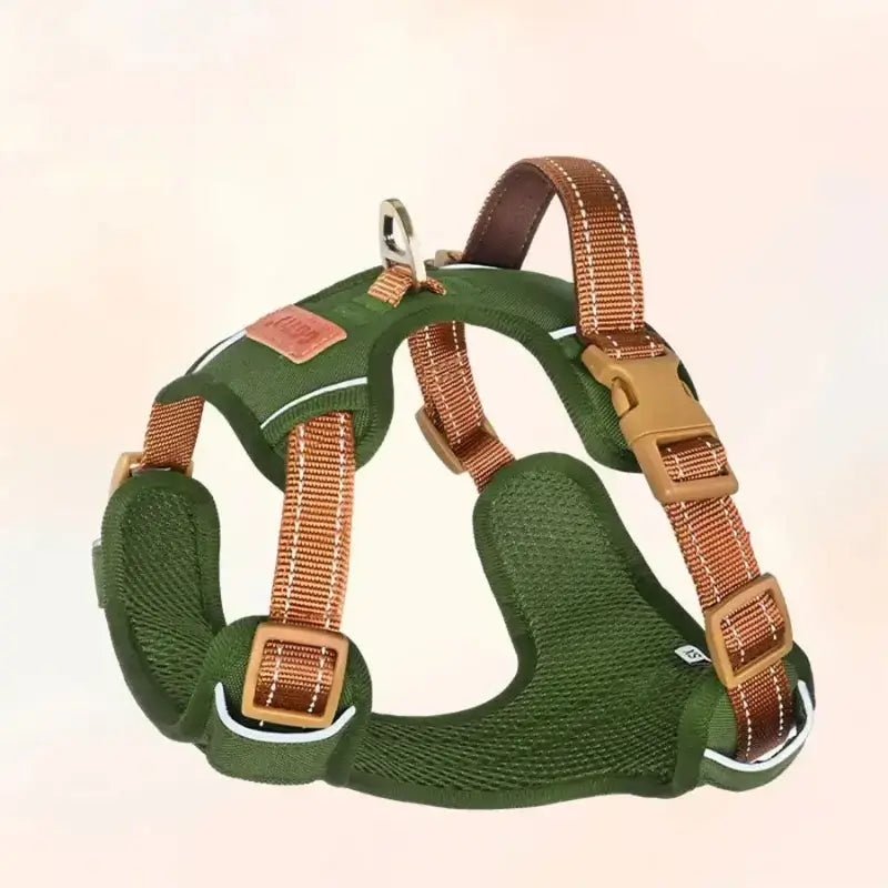 Un harnais anti-traction pour chien de couleur vert.