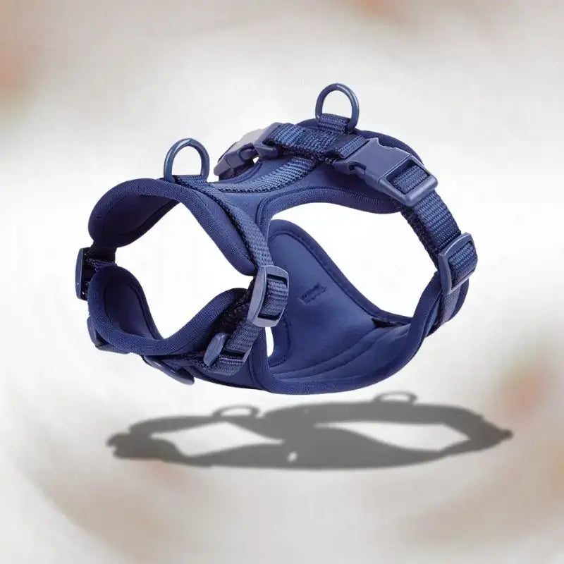 Un harnais anti-traction pour chien de couleur bleu marine.