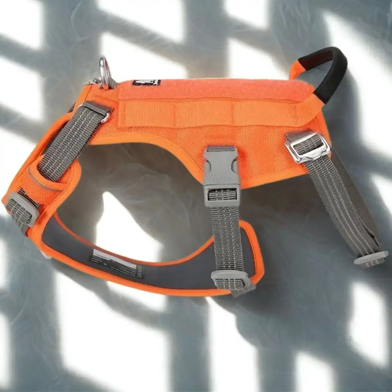 Un harnais pour chien personnalisé de couleur orange.