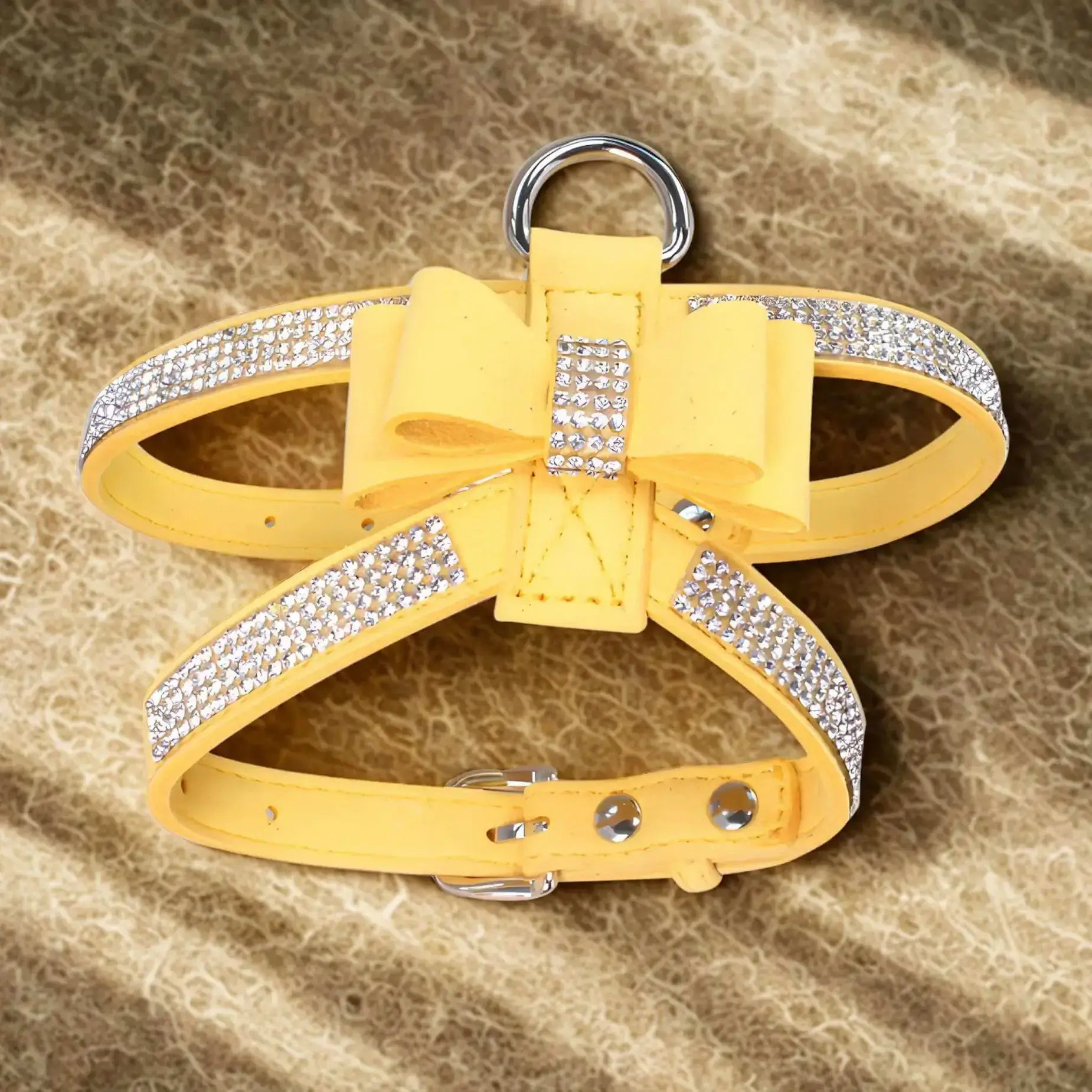 Un harnais pour chiot de couleur jaune.