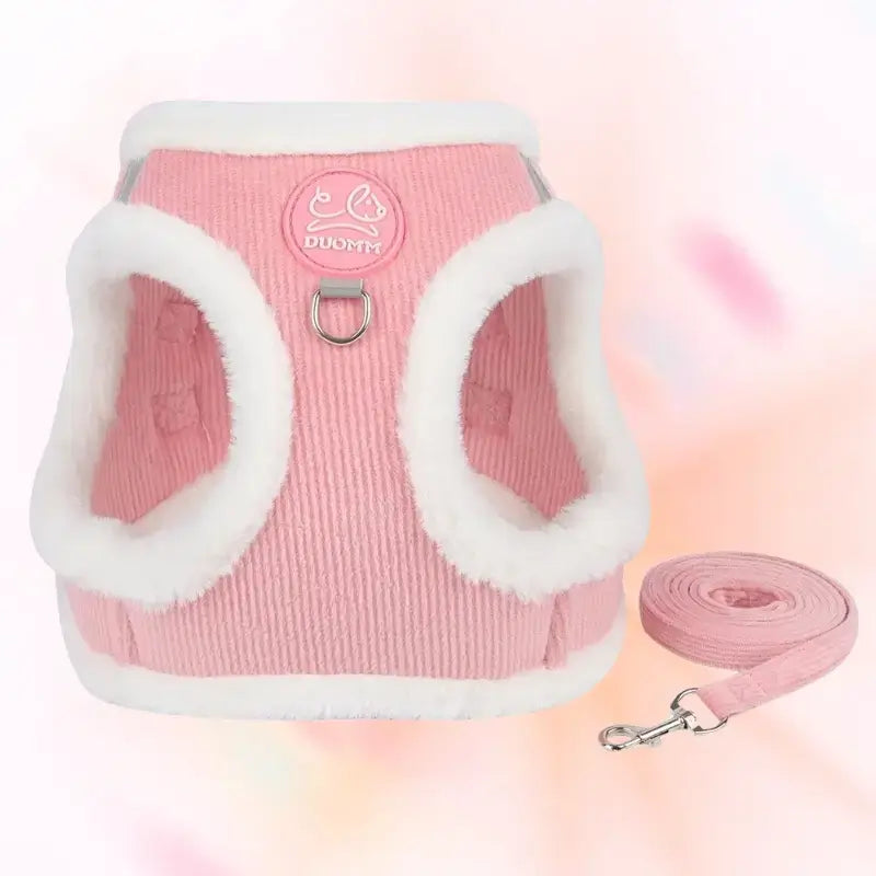 Un harnais pour chien rose avec une laisse assortie.