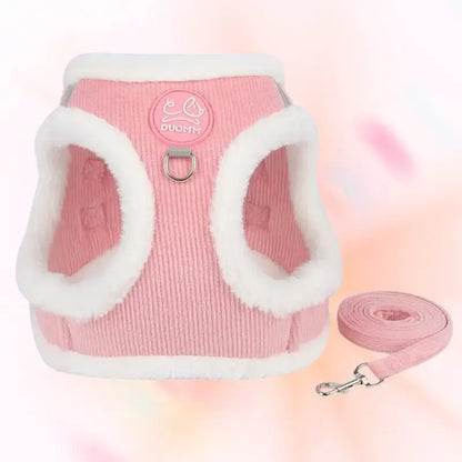 Un harnais pour chien rose avec une laisse assortie.