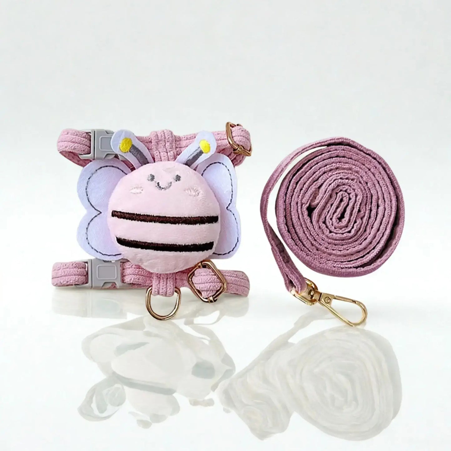 Un harnais pour chien de couleur violet au design d'abeille.