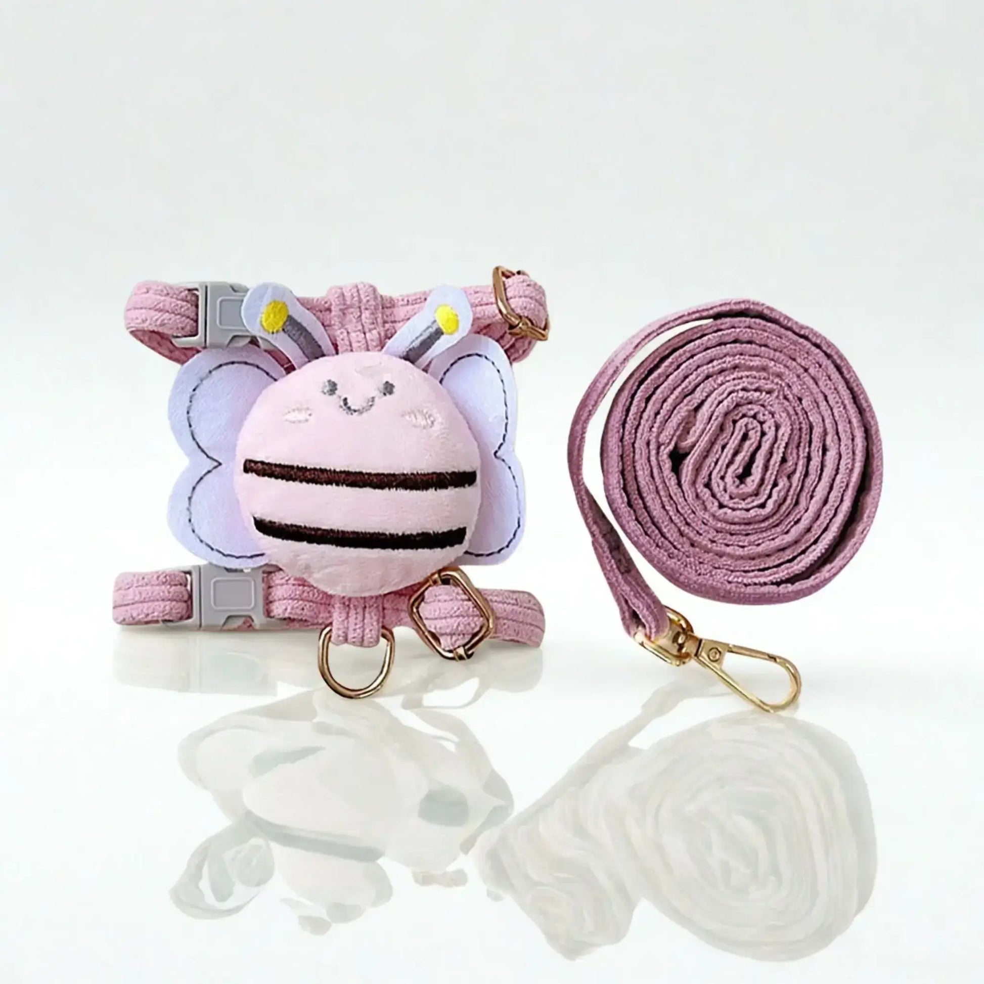 Un harnais pour chien de couleur violet au design d'abeille.