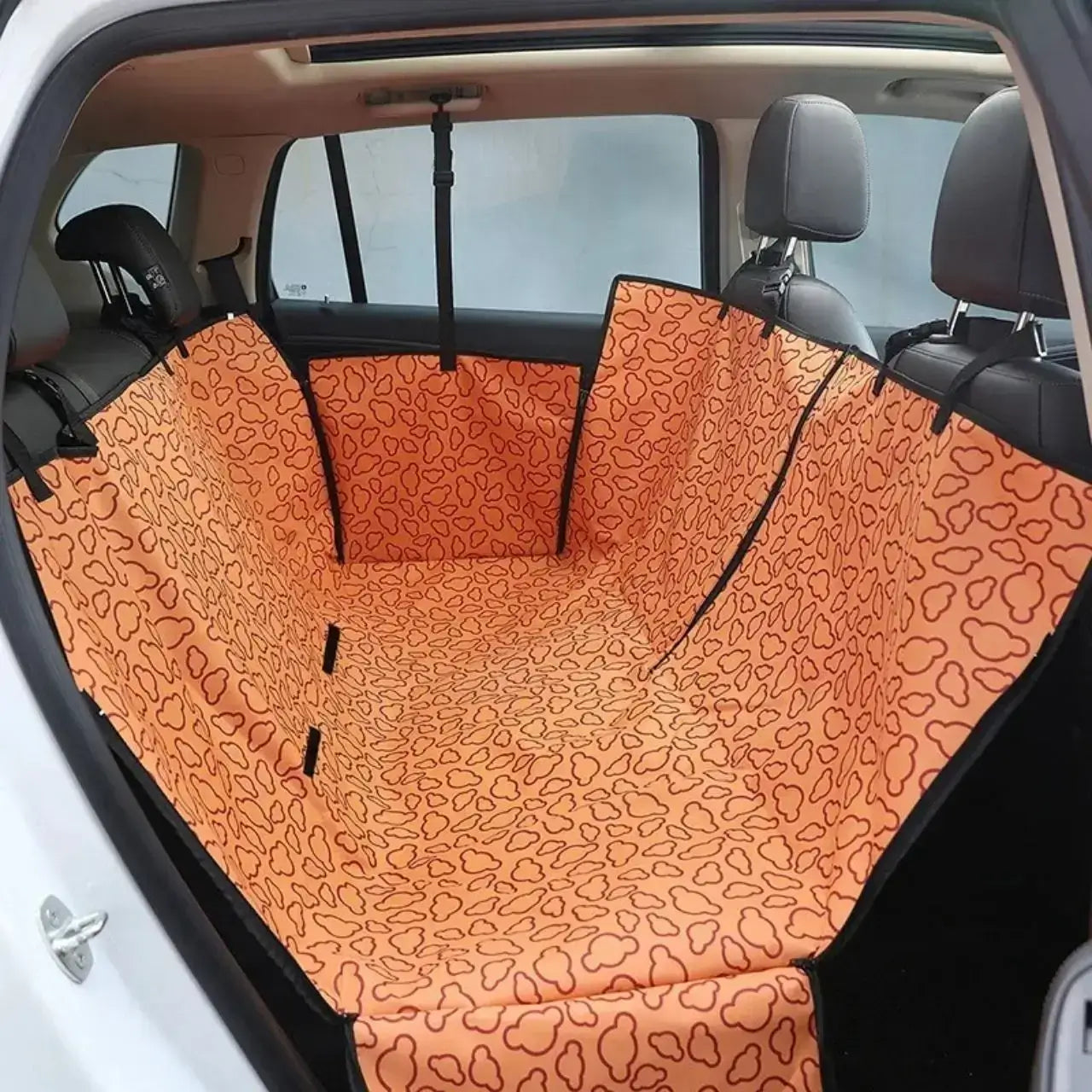 Une housse de protection pour chien pour voiture de couleur orange.