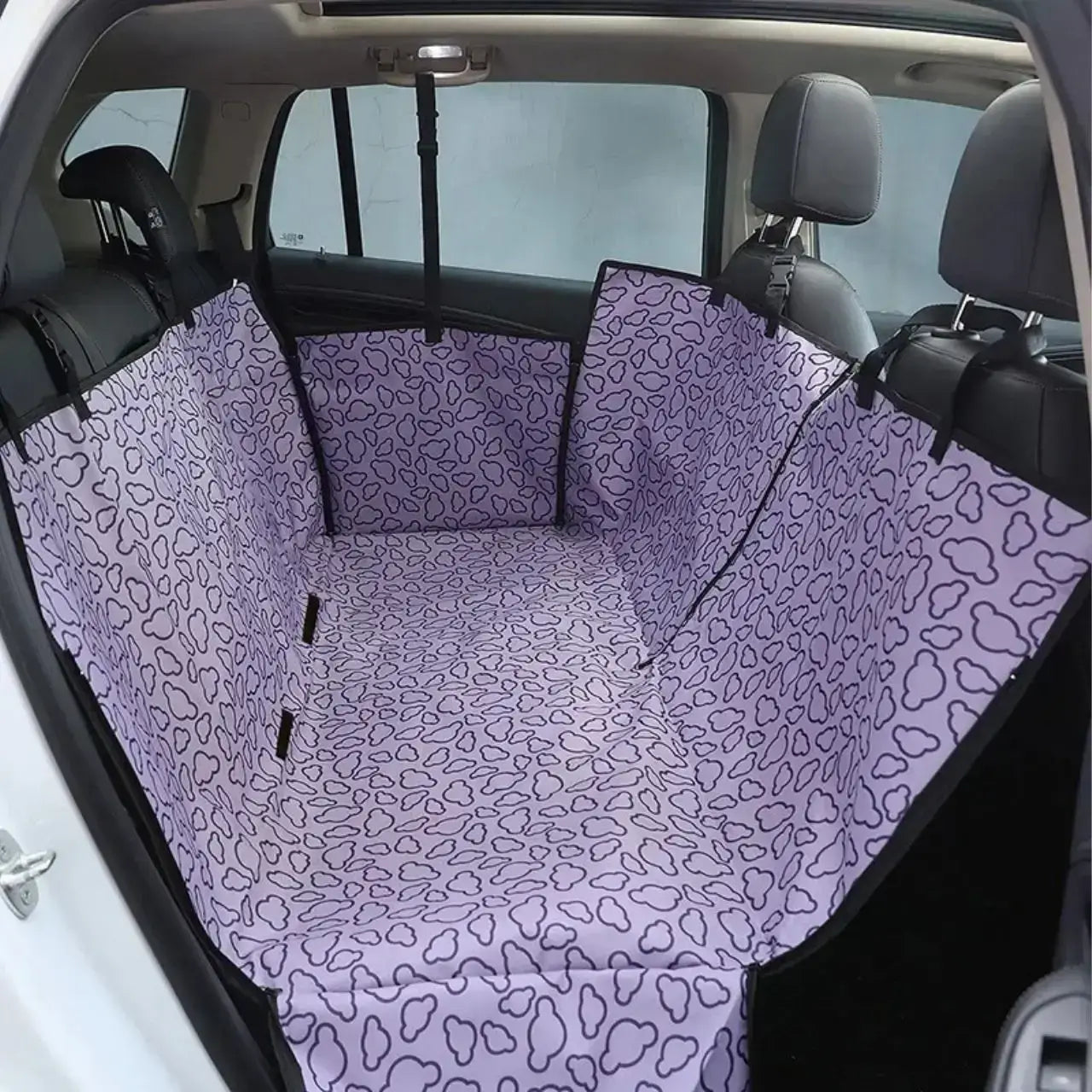 Une housse de protection pour chien pour voiture de couleur violette.