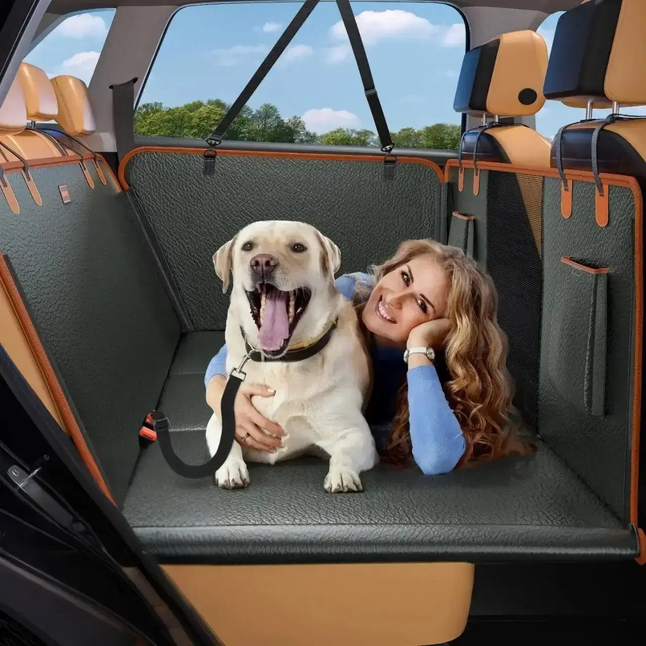 Une femme et son labrador sont allongés sur la housse de protection de voiture pour chien.