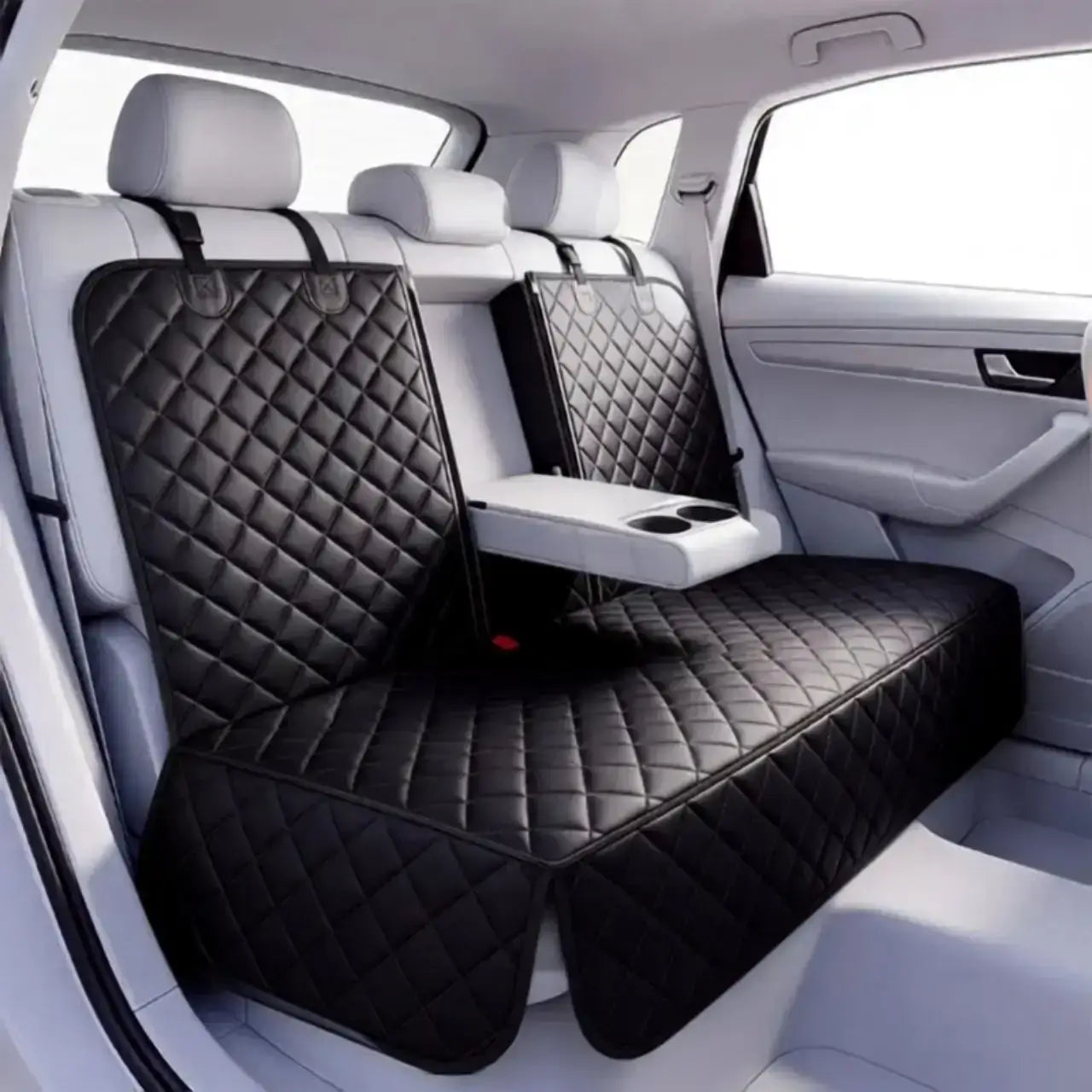 Visuel de l'intérieur de la banquette arrière avec une housse de voiture pour chien noire.