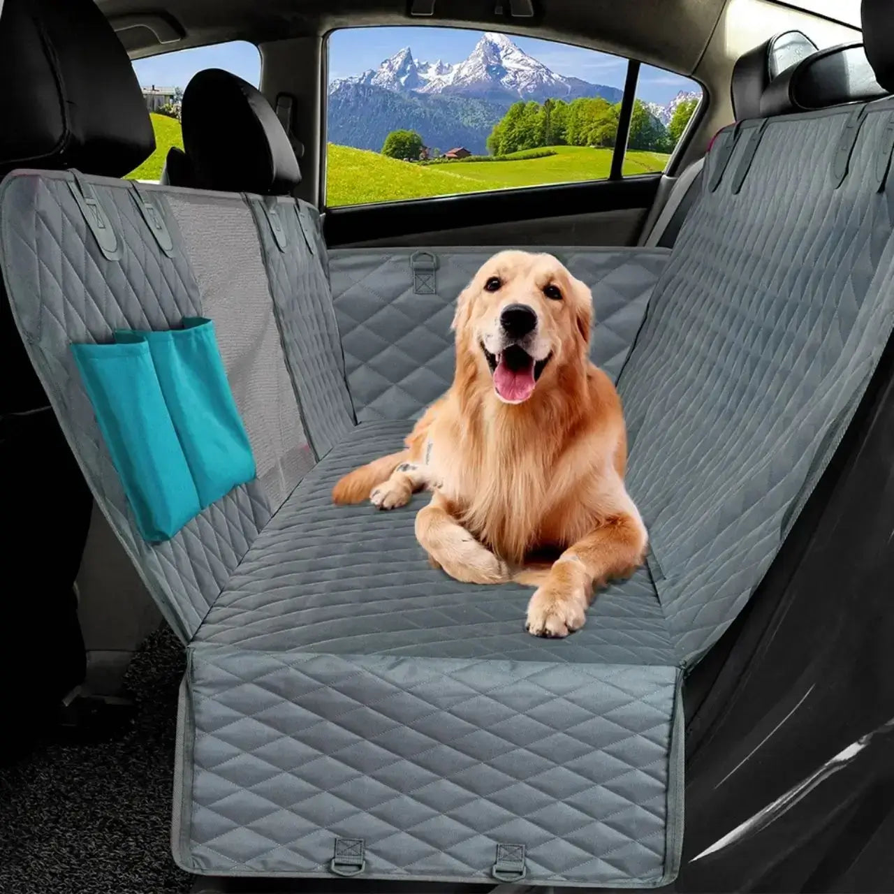 Un golden retriever est allongé sur une housse de voiture pour chien grise sur la banquette d'une voiture.