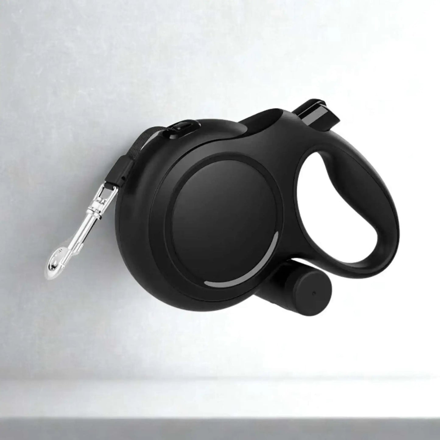 Une laisse pour chien enrouleur de couleur noire.