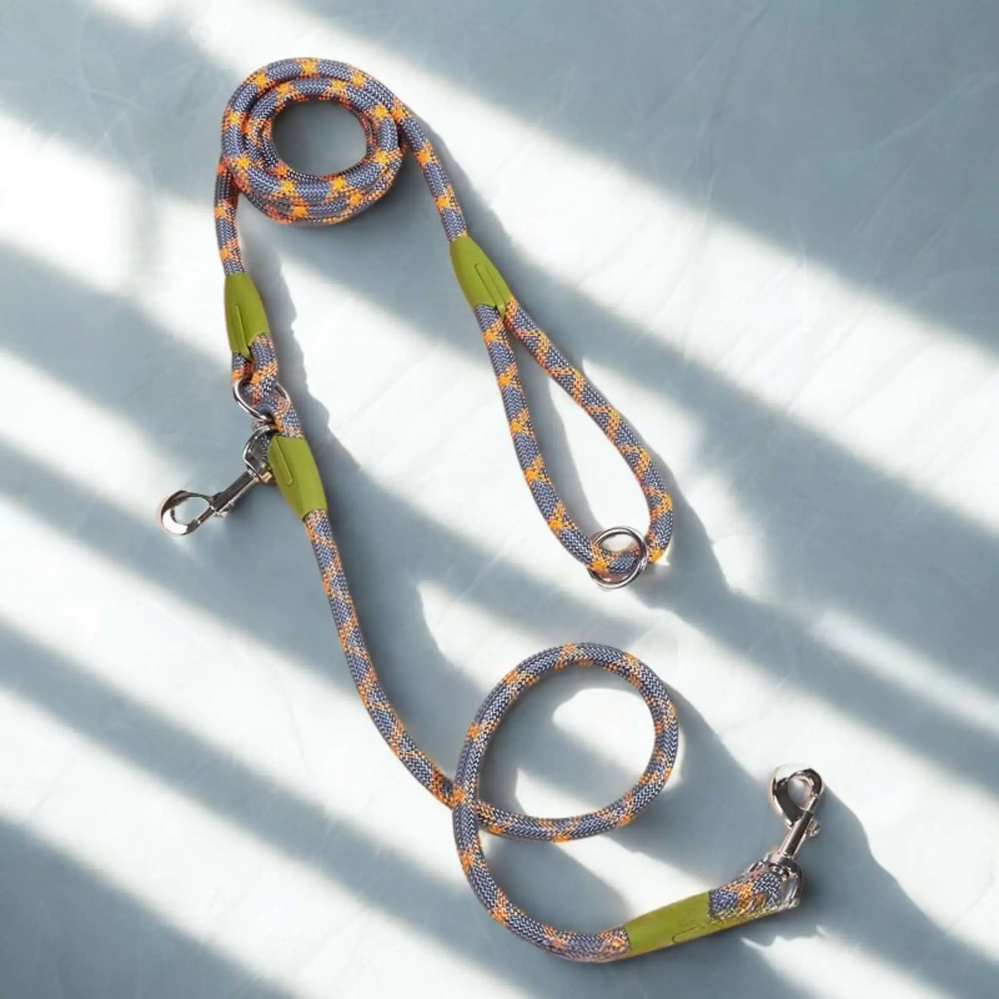 Une laisse mains libres pour chien de couleur bleue et orange.