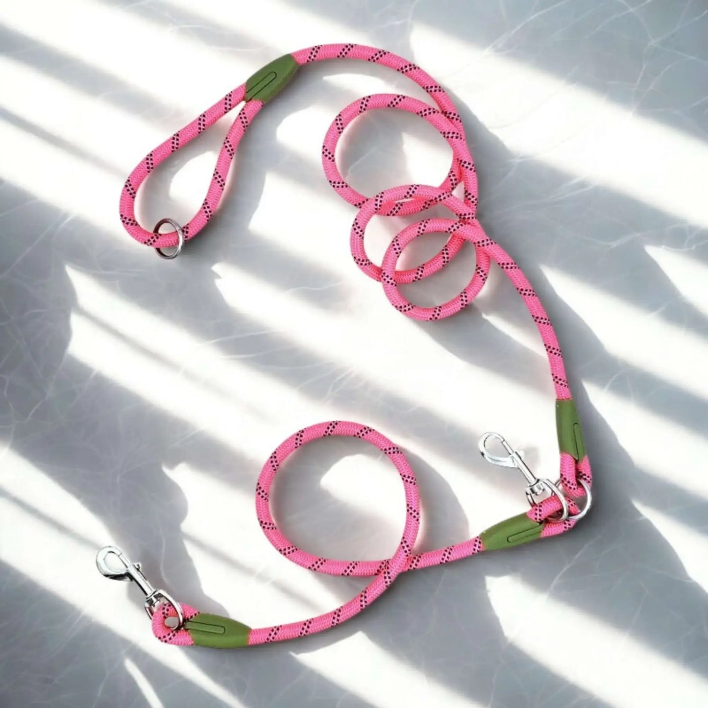 Une laisse mains libres pour chien de couleur rose.
