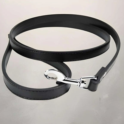 Laisse pour chien en cuir PU de couleur noire.