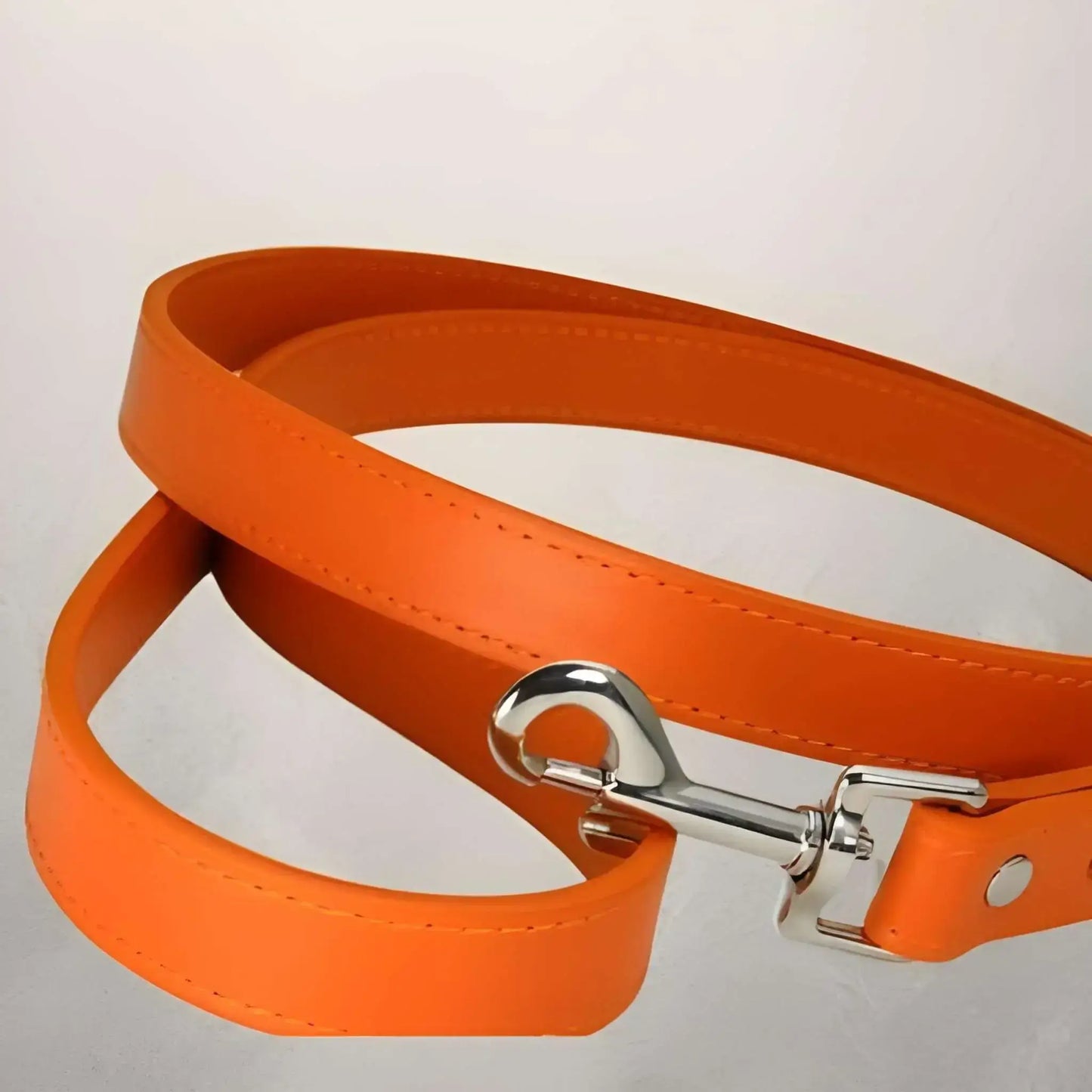 Laisse pour chien en cuir PU de couleur orange.