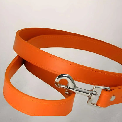 Laisse pour chien en cuir PU de couleur orange.