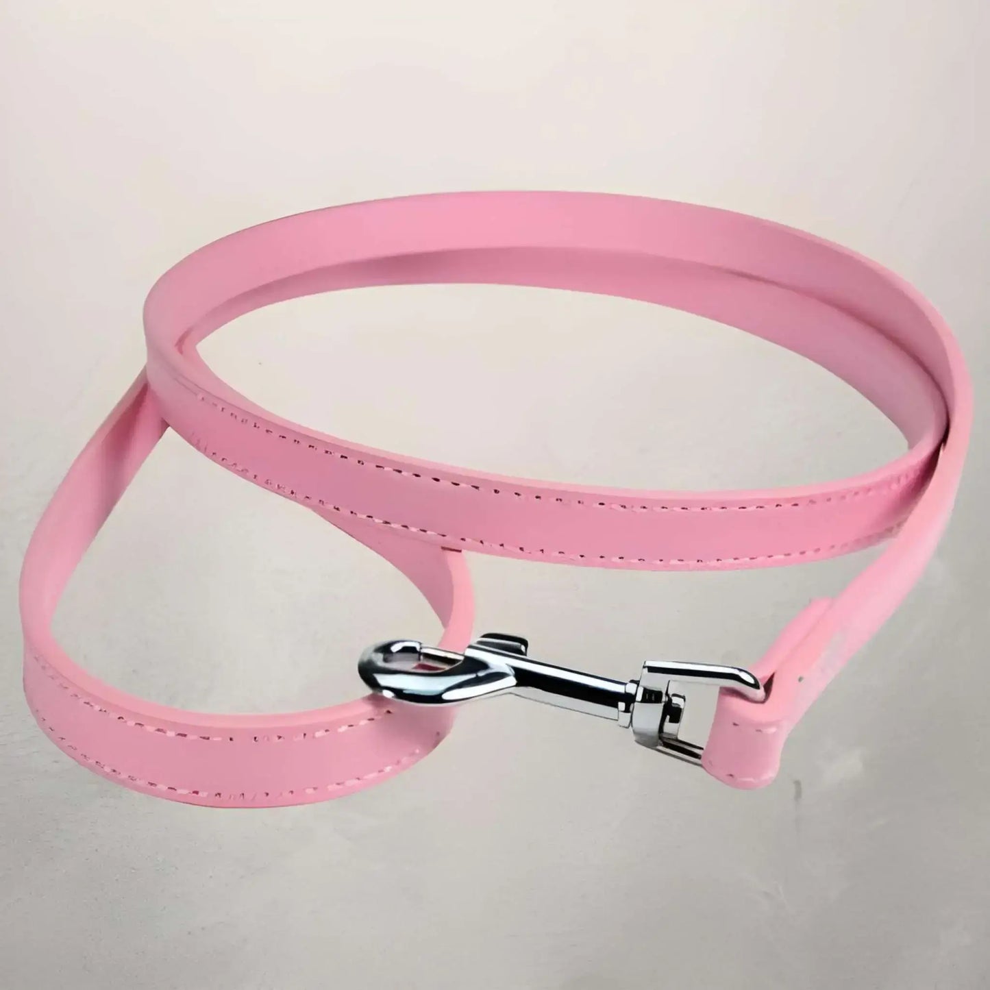 Laisse pour chien en cuir PU de couleur rose.
