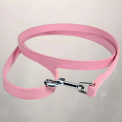 Laisse pour chien en cuir PU de couleur rose.