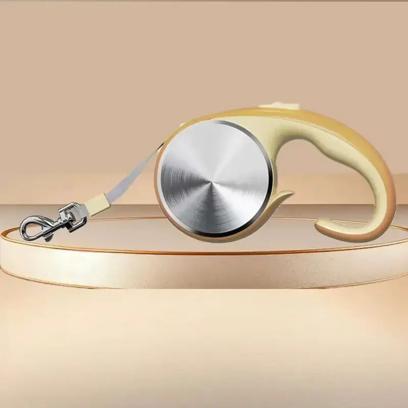 Une laisse pour chien rétractable de couleur jaune.