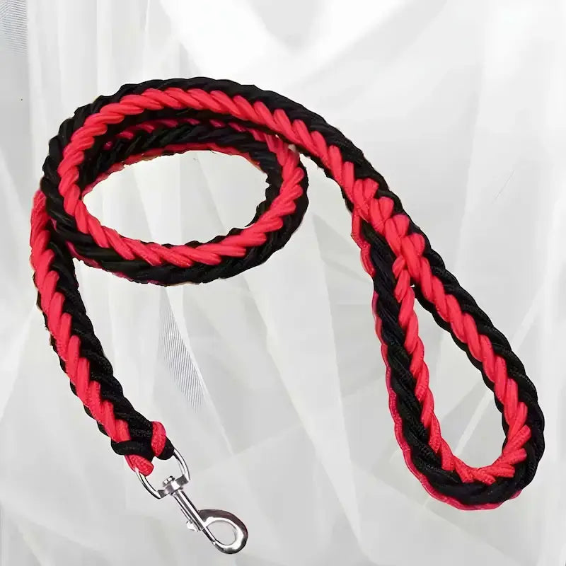 Une laisse pour chien tressée rouge et noir.