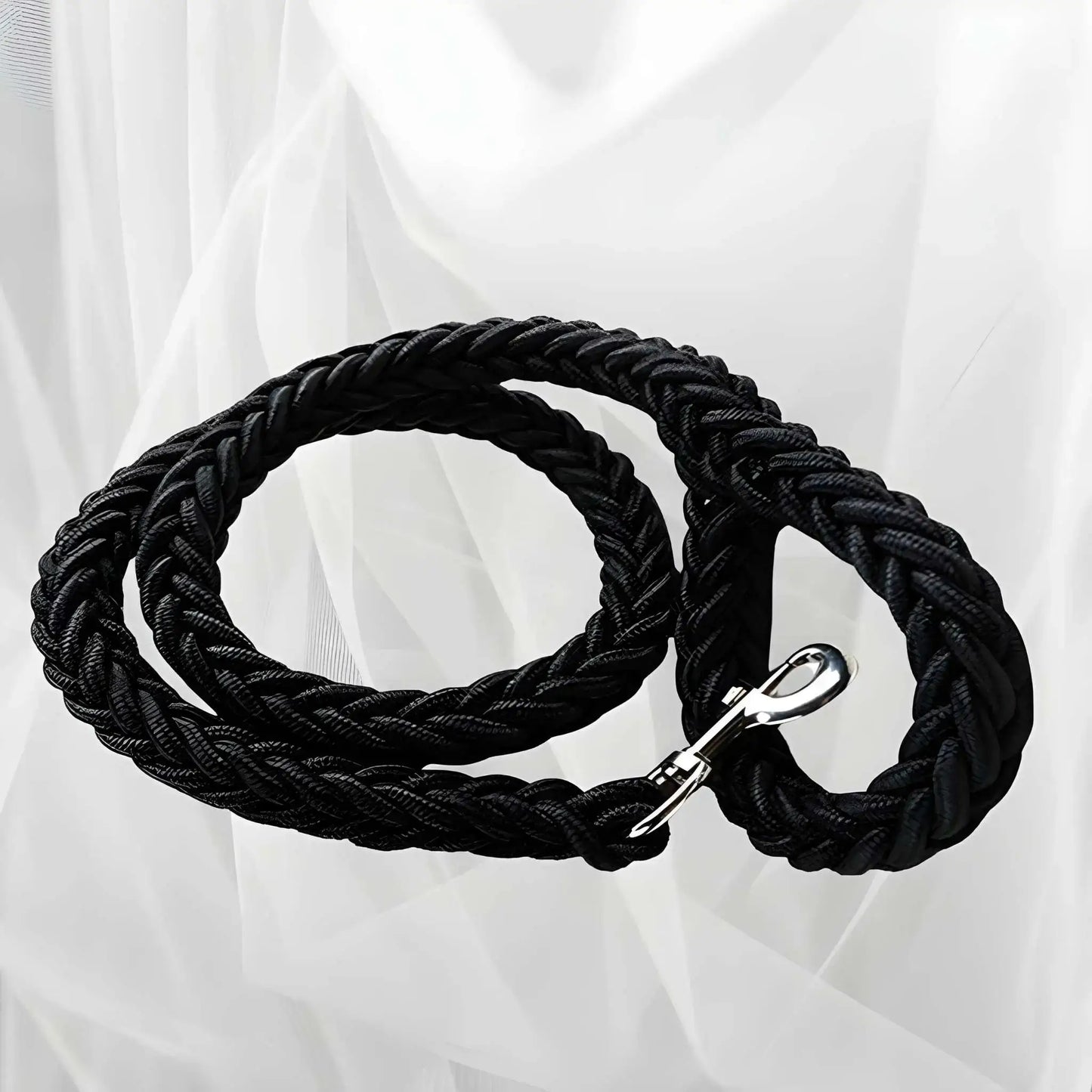 Une laisse pour chien tressée de couleur noire.
