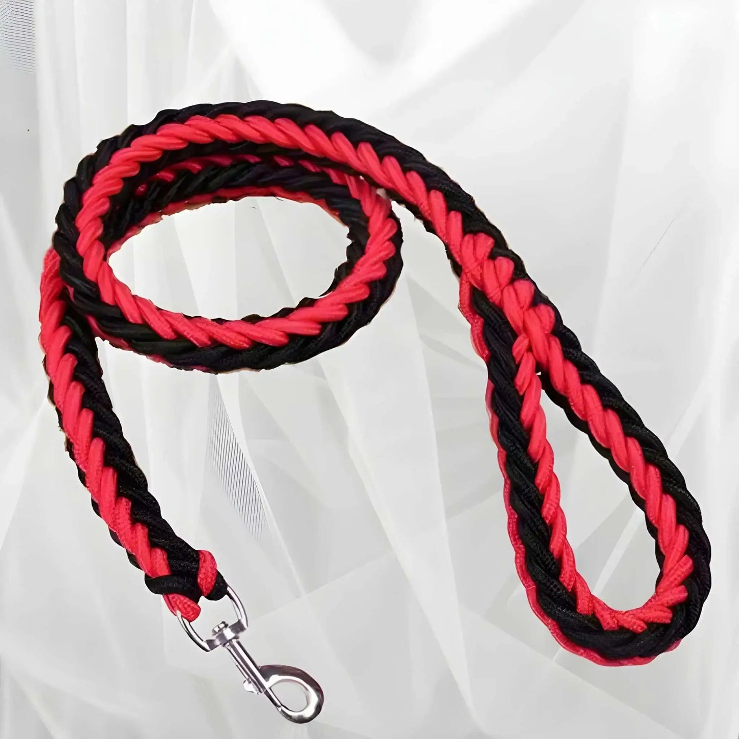 Une laisse pour chien tressée rouge et noir.