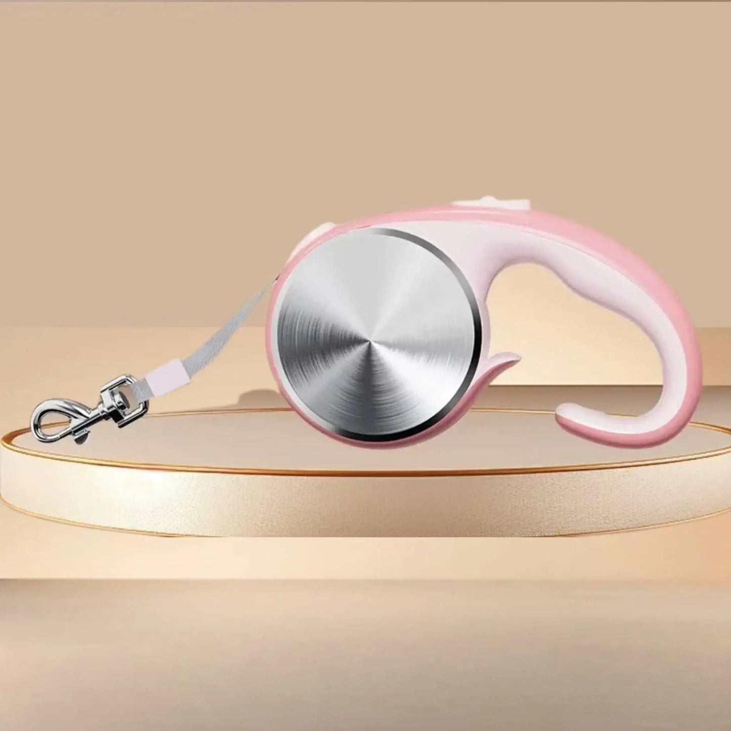 Une laisse pour chien rétractable de couleur rose.